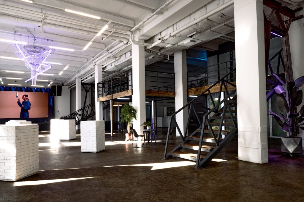 Лофт с панорамным видом — Лофт с панорамным видом на город, идеальный для проведения мероприятий.