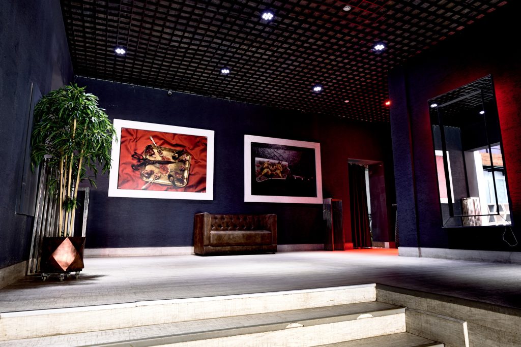 Лофт с панорамными окнами для фотосессии — Лофт с панорамными окнами, идеальный для съемок в стильной обстановке.