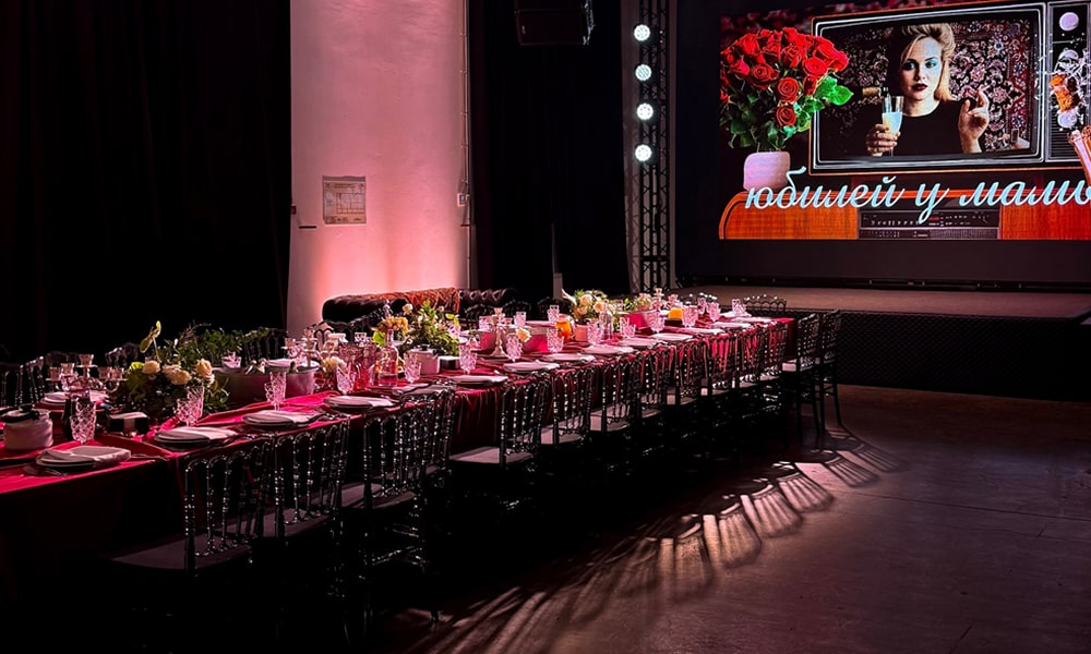 Кейтеринг в лофте vs банкет в ресторане: что удобнее?